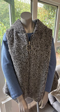 Load image into Gallery viewer, Grey bubble hooded gilet
