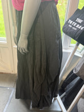 Load image into Gallery viewer, Black drapes linen skirt
