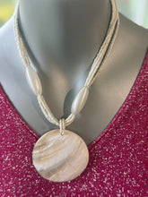 Load image into Gallery viewer, Shell necklace
